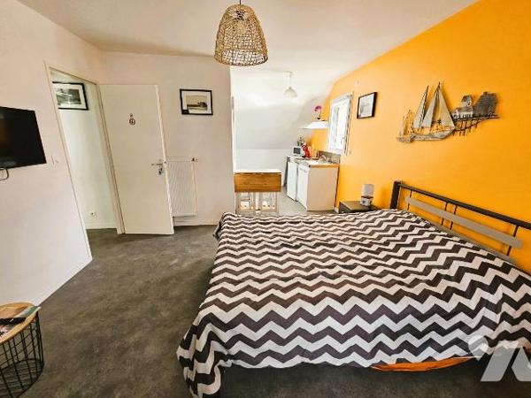 Cancale, proches commerces, maison de 2021, avec possibilité de 3 logements. Au  rez-de-chaussé...