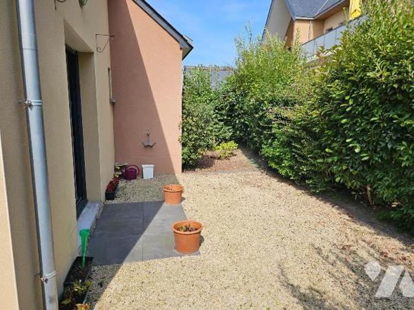 Cancale, proches commerces, maison de 2021, avec possibilité de 3 logements. Au  rez-de-chaussé...