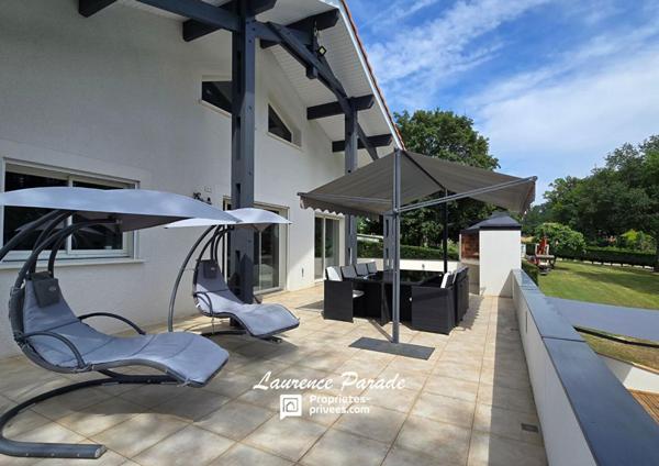 Maison avec sous sol annexe piscine parc