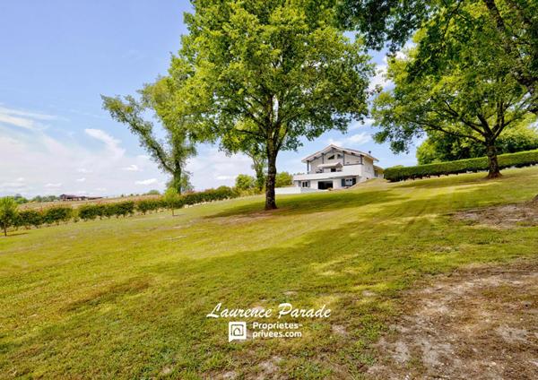 Maison avec sous sol annexe piscine parc