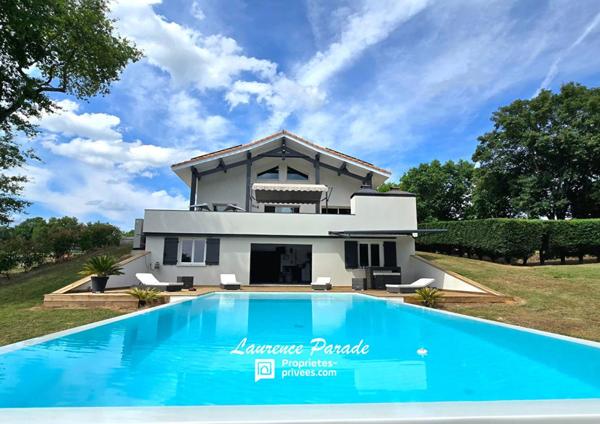Maison avec sous sol annexe piscine parc