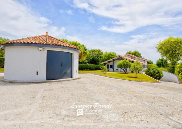 Maison avec sous sol annexe piscine parc