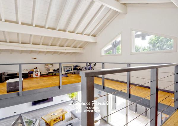 Maison avec sous sol annexe piscine parc