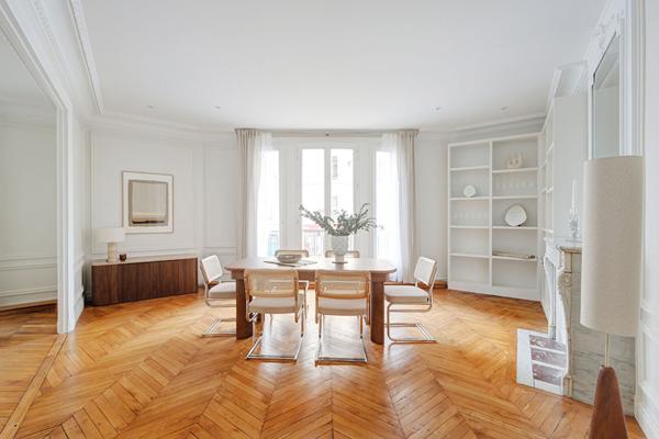 Luxueux Appartement Haussmannien 2 chambres - refait à neuf - 105 m2