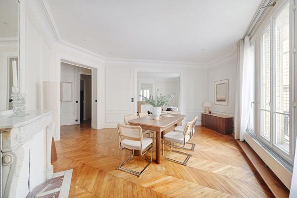 Luxueux Appartement Haussmannien 2 chambres - refait à neuf - 105 m2