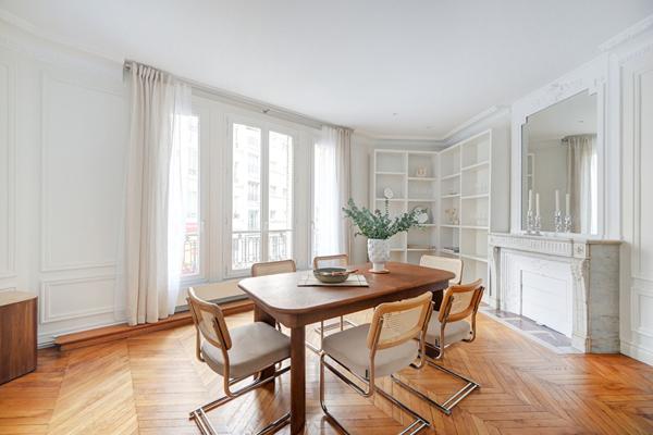 Luxueux Appartement Haussmannien 2 chambres - refait à neuf - 105 m2