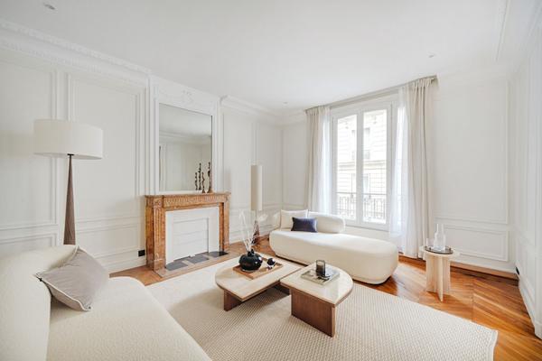 Luxueux Appartement Haussmannien 2 chambres - refait à neuf - 105 m2