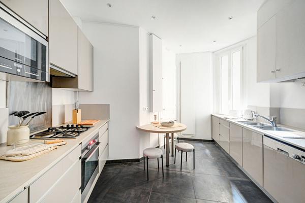 Luxueux Appartement Haussmannien 2 chambres - refait à neuf - 105 m2