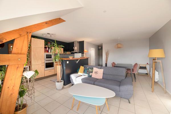 NOUVEAU ! Centre ville - Grand 2 pièces - 52 m2 - Balcon - dernier étage - Stationnement et cave