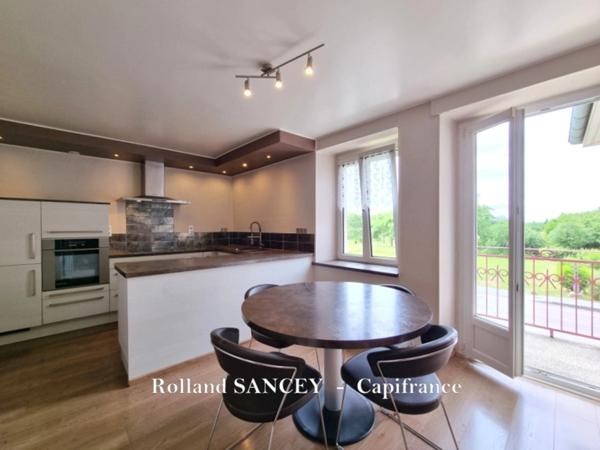 A vendre  ROYE (70) Maison avec habitation principale et logement locatif sur plus de 5800 m2