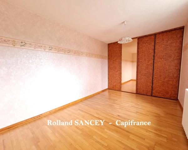 A vendre  ROYE (70) Maison avec habitation principale et logement locatif sur plus de 5800 m2
