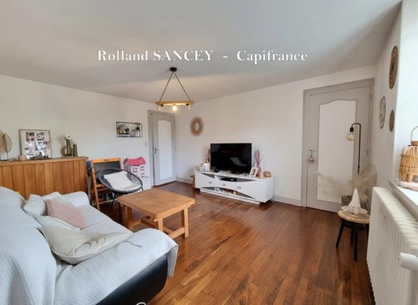 A vendre  ROYE (70) Maison avec habitation principale et logement locatif sur plus de 5800 m2