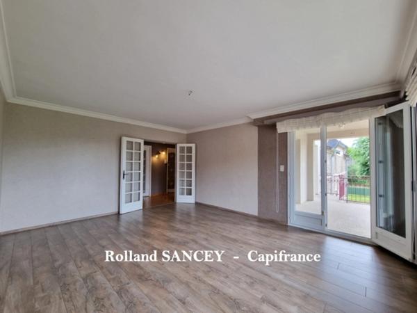 A vendre  ROYE (70) Maison avec habitation principale et logement locatif sur plus de 5800 m2