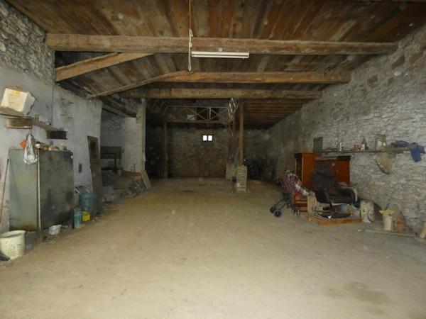 Remise 220 m² au sol.