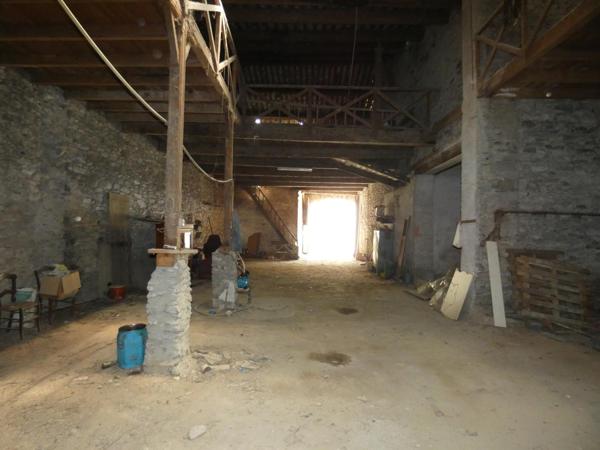 Remise 220 m² au sol.