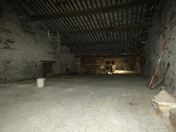 Remise 220 m² au sol.