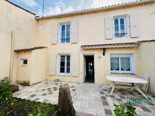 ENSEMBLE IMMOBILIER EN TRES BON ETAT GENERAL DE 187 M2 SUR UN TERRAIN CLOS DE 335 M2. 5 MN DE LA GARE ET DU VI La Rochelle (17000)