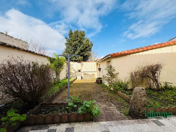 ENSEMBLE IMMOBILIER EN TRES BON ETAT GENERAL DE 187 M2 SUR UN TERRAIN CLOS DE 335 M2. 5 MN DE LA GARE ET DU VI La Rochelle (17000)