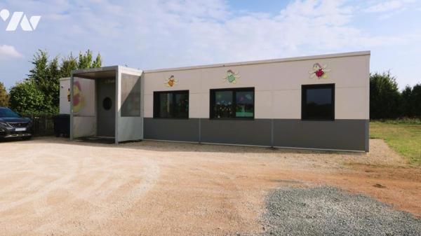 POUZAUGES, UN BATIMENT PROFESSIONNEL A DE BUREAUX.