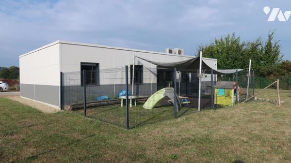 POUZAUGES, UN BATIMENT PROFESSIONNEL A DE BUREAUX.