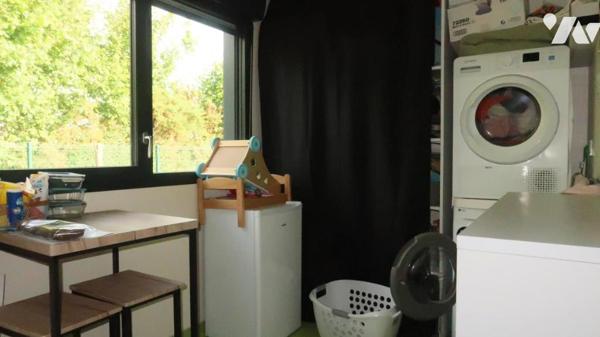 POUZAUGES, UN BATIMENT PROFESSIONNEL A DE BUREAUX.