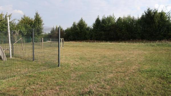POUZAUGES, UN BATIMENT PROFESSIONNEL A DE BUREAUX.