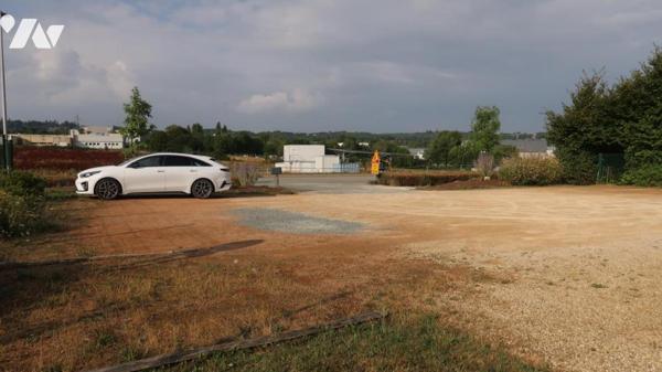 POUZAUGES, UN BATIMENT PROFESSIONNEL A DE BUREAUX.