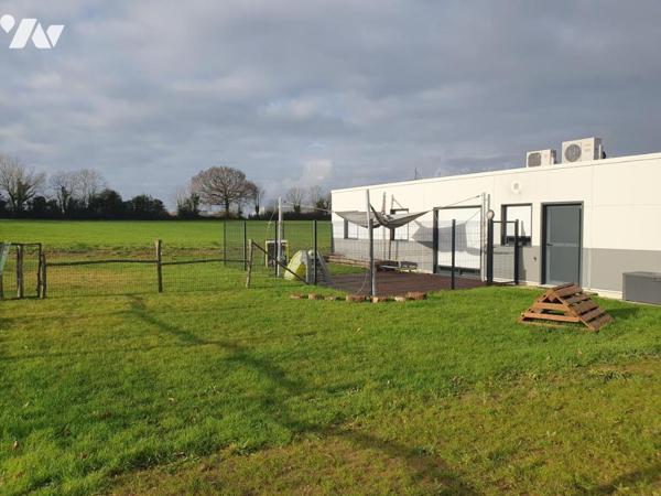POUZAUGES, UN BATIMENT PROFESSIONNEL A DE BUREAUX.