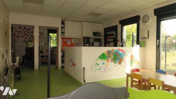 POUZAUGES, UN BATIMENT PROFESSIONNEL A DE BUREAUX.