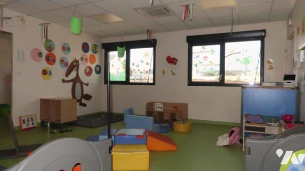 POUZAUGES, UN BATIMENT PROFESSIONNEL A DE BUREAUX.