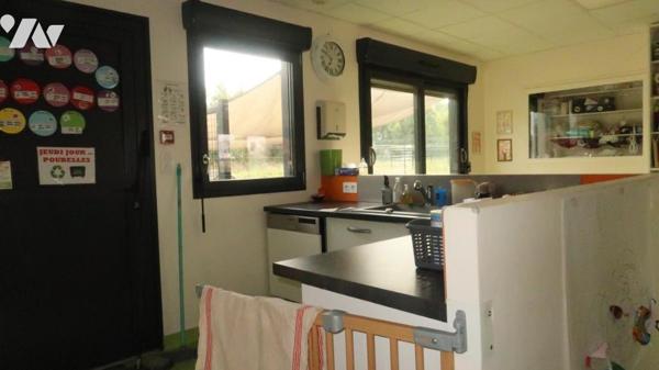 POUZAUGES, UN BATIMENT PROFESSIONNEL A DE BUREAUX.