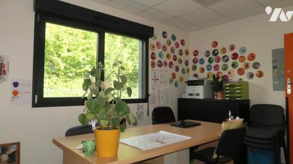 POUZAUGES, UN BATIMENT PROFESSIONNEL A DE BUREAUX.