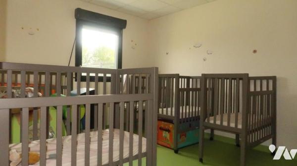 POUZAUGES, UN BATIMENT PROFESSIONNEL A DE BUREAUX.