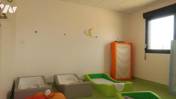 POUZAUGES, UN BATIMENT PROFESSIONNEL A DE BUREAUX.