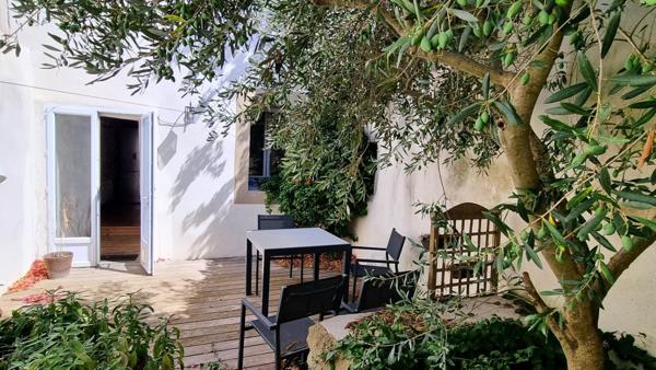 Maison de charme rénovée de 155m² habitables avec cour intime et à 6 min de Carcassonne