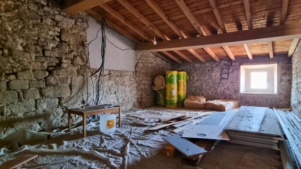 Maison de charme rénovée de 155m² habitables avec cour intime et à 6 min de Carcassonne