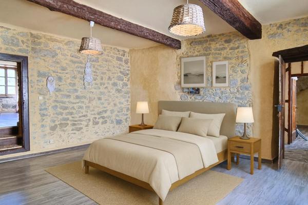 Maison de charme rénovée de 155m² habitables avec cour intime et à 6 min de Carcassonne