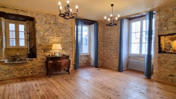 Maison de charme rénovée de 155m² habitables avec cour intime et à 6 min de Carcassonne