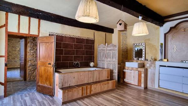 Maison de charme rénovée de 155m² habitables avec cour intime et à 6 min de Carcassonne