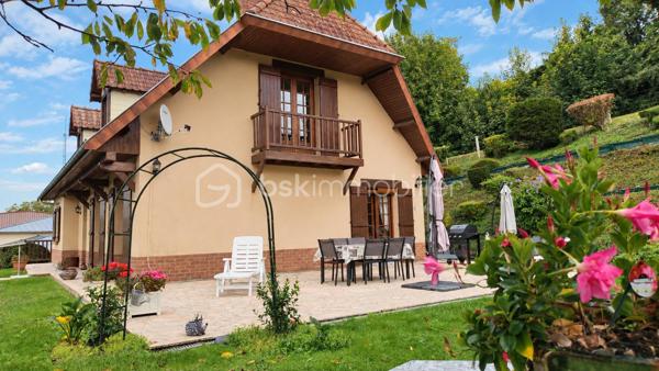 Venez découvrir cette charmante maison familiale des années 90, offrant 144 m² de confort et de fonctionnalité et d'un vaste sous-sol complet. 
Située dans un cadre paisible, elle propose de beaux volumes, idéales pour accueillir votre famille.

Le séjour chaleureux et lumineux vous invite à la détente avec sa cheminée fonctionnelle et sa belle bibliothèque, tandis que la cuisine aménagée, promet de doux moments de convivialité. 
La maison dispose également de 5 chambres (dont 2 de plain-pied) avec de nombreux rangements, d'une salle de bain et d'un WC séparé, d'une salle d'eau et un second WC à l'étage et un palier chaleureux.

Au sous-sol, un double garage, une cave ainsi qu'une belle salle de jeux d'environ 40m² complète ce bien.

Côté extérieur, profitez d'un agréable balcon et d'une terrasse pour des moments en plein air. 
Avec plusieurs places de parking grâce à une partie de cour goudronnée et un portail électrique, vos véhicules sont à l'abri en toute sécurité.

Vendue meublée, vous n'aurez plus qu'à déposer vos valises pour vous sentir chez vous.

À proximité de services, commerces et écoles, venez apprécier un cadre de vie alliant tranquillité et accessibilité. 
Offre unique à découvrir rapidement. Contactez moi au 06.11.22.13.30 pour toutes informations ou visite.