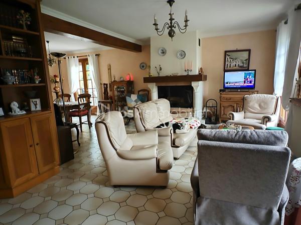 Venez découvrir cette charmante maison familiale des années 90, offrant 144 m² de confort et de fonctionnalité et d'un vaste sous-sol complet. 
Située dans un cadre paisible, elle propose de beaux volumes, idéales pour accueillir votre famille.

Le séjour chaleureux et lumineux vous invite à la détente avec sa cheminée fonctionnelle et sa belle bibliothèque, tandis que la cuisine aménagée, promet de doux moments de convivialité. 
La maison dispose également de 5 chambres (dont 2 de plain-pied) avec de nombreux rangements, d'une salle de bain et d'un WC séparé, d'une salle d'eau et un second WC à l'étage et un palier chaleureux.

Au sous-sol, un double garage, une cave ainsi qu'une belle salle de jeux d'environ 40m² complète ce bien.

Côté extérieur, profitez d'un agréable balcon et d'une terrasse pour des moments en plein air. 
Avec plusieurs places de parking grâce à une partie de cour goudronnée et un portail électrique, vos véhicules sont à l'abri en toute sécurité.

Vendue meublée, vous n'aurez plus qu'à déposer vos valises pour vous sentir chez vous.

À proximité de services, commerces et écoles, venez apprécier un cadre de vie alliant tranquillité et accessibilité. 
Offre unique à découvrir rapidement. Contactez moi au 06.11.22.13.30 pour toutes informations ou visite.