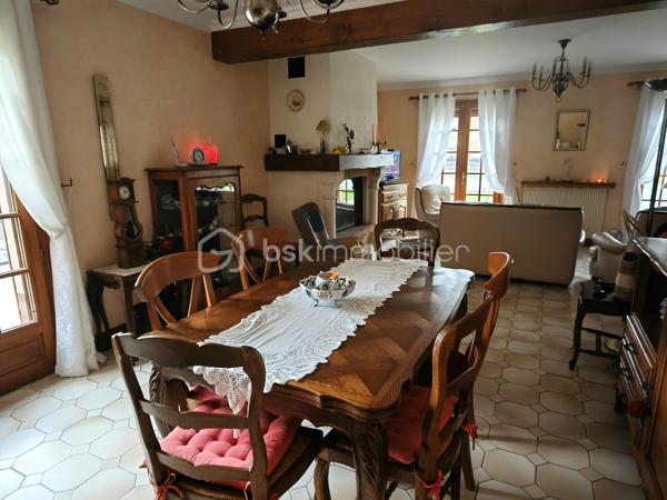 Venez découvrir cette charmante maison familiale des années 90, offrant 144 m² de confort et de fonctionnalité et d'un vaste sous-sol complet. 
Située dans un cadre paisible, elle propose de beaux volumes, idéales pour accueillir votre famille.

Le séjour chaleureux et lumineux vous invite à la détente avec sa cheminée fonctionnelle et sa belle bibliothèque, tandis que la cuisine aménagée, promet de doux moments de convivialité. 
La maison dispose également de 5 chambres (dont 2 de plain-pied) avec de nombreux rangements, d'une salle de bain et d'un WC séparé, d'une salle d'eau et un second WC à l'étage et un palier chaleureux.

Au sous-sol, un double garage, une cave ainsi qu'une belle salle de jeux d'environ 40m² complète ce bien.

Côté extérieur, profitez d'un agréable balcon et d'une terrasse pour des moments en plein air. 
Avec plusieurs places de parking grâce à une partie de cour goudronnée et un portail électrique, vos véhicules sont à l'abri en toute sécurité.

Vendue meublée, vous n'aurez plus qu'à déposer vos valises pour vous sentir chez vous.

À proximité de services, commerces et écoles, venez apprécier un cadre de vie alliant tranquillité et accessibilité. 
Offre unique à découvrir rapidement. Contactez moi au 06.11.22.13.30 pour toutes informations ou visite.