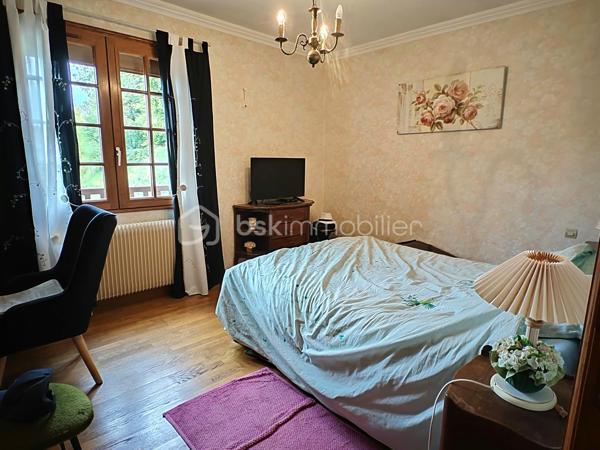 Venez découvrir cette charmante maison familiale des années 90, offrant 144 m² de confort et de fonctionnalité et d'un vaste sous-sol complet. 
Située dans un cadre paisible, elle propose de beaux volumes, idéales pour accueillir votre famille.

Le séjour chaleureux et lumineux vous invite à la détente avec sa cheminée fonctionnelle et sa belle bibliothèque, tandis que la cuisine aménagée, promet de doux moments de convivialité. 
La maison dispose également de 5 chambres (dont 2 de plain-pied) avec de nombreux rangements, d'une salle de bain et d'un WC séparé, d'une salle d'eau et un second WC à l'étage et un palier chaleureux.

Au sous-sol, un double garage, une cave ainsi qu'une belle salle de jeux d'environ 40m² complète ce bien.

Côté extérieur, profitez d'un agréable balcon et d'une terrasse pour des moments en plein air. 
Avec plusieurs places de parking grâce à une partie de cour goudronnée et un portail électrique, vos véhicules sont à l'abri en toute sécurité.

Vendue meublée, vous n'aurez plus qu'à déposer vos valises pour vous sentir chez vous.

À proximité de services, commerces et écoles, venez apprécier un cadre de vie alliant tranquillité et accessibilité. 
Offre unique à découvrir rapidement. Contactez moi au 06.11.22.13.30 pour toutes informations ou visite.