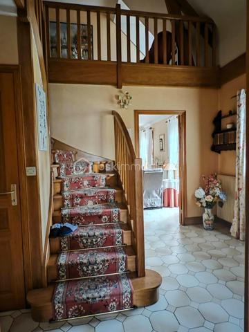 Venez découvrir cette charmante maison familiale des années 90, offrant 144 m² de confort et de fonctionnalité et d'un vaste sous-sol complet. 
Située dans un cadre paisible, elle propose de beaux volumes, idéales pour accueillir votre famille.

Le séjour chaleureux et lumineux vous invite à la détente avec sa cheminée fonctionnelle et sa belle bibliothèque, tandis que la cuisine aménagée, promet de doux moments de convivialité. 
La maison dispose également de 5 chambres (dont 2 de plain-pied) avec de nombreux rangements, d'une salle de bain et d'un WC séparé, d'une salle d'eau et un second WC à l'étage et un palier chaleureux.

Au sous-sol, un double garage, une cave ainsi qu'une belle salle de jeux d'environ 40m² complète ce bien.

Côté extérieur, profitez d'un agréable balcon et d'une terrasse pour des moments en plein air. 
Avec plusieurs places de parking grâce à une partie de cour goudronnée et un portail électrique, vos véhicules sont à l'abri en toute sécurité.

Vendue meublée, vous n'aurez plus qu'à déposer vos valises pour vous sentir chez vous.

À proximité de services, commerces et écoles, venez apprécier un cadre de vie alliant tranquillité et accessibilité. 
Offre unique à découvrir rapidement. Contactez moi au 06.11.22.13.30 pour toutes informations ou visite.