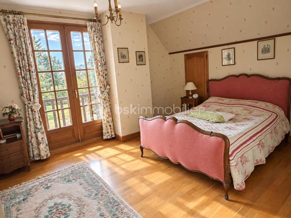 Venez découvrir cette charmante maison familiale des années 90, offrant 144 m² de confort et de fonctionnalité et d'un vaste sous-sol complet. 
Située dans un cadre paisible, elle propose de beaux volumes, idéales pour accueillir votre famille.

Le séjour chaleureux et lumineux vous invite à la détente avec sa cheminée fonctionnelle et sa belle bibliothèque, tandis que la cuisine aménagée, promet de doux moments de convivialité. 
La maison dispose également de 5 chambres (dont 2 de plain-pied) avec de nombreux rangements, d'une salle de bain et d'un WC séparé, d'une salle d'eau et un second WC à l'étage et un palier chaleureux.

Au sous-sol, un double garage, une cave ainsi qu'une belle salle de jeux d'environ 40m² complète ce bien.

Côté extérieur, profitez d'un agréable balcon et d'une terrasse pour des moments en plein air. 
Avec plusieurs places de parking grâce à une partie de cour goudronnée et un portail électrique, vos véhicules sont à l'abri en toute sécurité.

Vendue meublée, vous n'aurez plus qu'à déposer vos valises pour vous sentir chez vous.

À proximité de services, commerces et écoles, venez apprécier un cadre de vie alliant tranquillité et accessibilité. 
Offre unique à découvrir rapidement. Contactez moi au 06.11.22.13.30 pour toutes informations ou visite.
