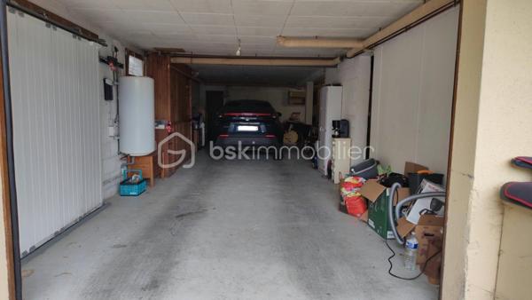 Venez découvrir cette charmante maison familiale des années 90, offrant 144 m² de confort et de fonctionnalité et d'un vaste sous-sol complet. 
Située dans un cadre paisible, elle propose de beaux volumes, idéales pour accueillir votre famille.

Le séjour chaleureux et lumineux vous invite à la détente avec sa cheminée fonctionnelle et sa belle bibliothèque, tandis que la cuisine aménagée, promet de doux moments de convivialité. 
La maison dispose également de 5 chambres (dont 2 de plain-pied) avec de nombreux rangements, d'une salle de bain et d'un WC séparé, d'une salle d'eau et un second WC à l'étage et un palier chaleureux.

Au sous-sol, un double garage, une cave ainsi qu'une belle salle de jeux d'environ 40m² complète ce bien.

Côté extérieur, profitez d'un agréable balcon et d'une terrasse pour des moments en plein air. 
Avec plusieurs places de parking grâce à une partie de cour goudronnée et un portail électrique, vos véhicules sont à l'abri en toute sécurité.

Vendue meublée, vous n'aurez plus qu'à déposer vos valises pour vous sentir chez vous.

À proximité de services, commerces et écoles, venez apprécier un cadre de vie alliant tranquillité et accessibilité. 
Offre unique à découvrir rapidement. Contactez moi au 06.11.22.13.30 pour toutes informations ou visite.