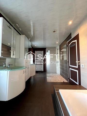 JOLIE MAISON JUMELÉE 240M2 AVEC JARDIN 760M2 ; TERRASSE , GARAGE 5 VOITURES;