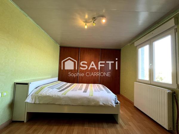 JOLIE MAISON JUMELÉE 240M2 AVEC JARDIN 760M2 ; TERRASSE , GARAGE 5 VOITURES;