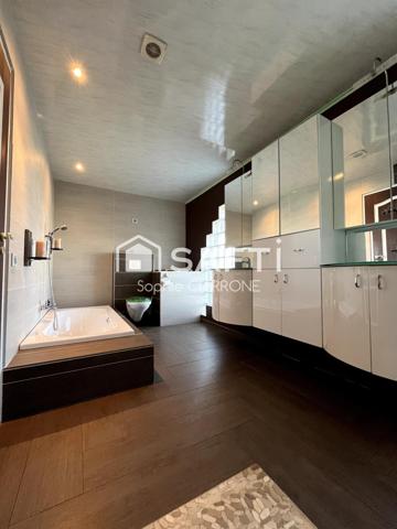 JOLIE MAISON JUMELÉE 240M2 AVEC JARDIN 760M2 ; TERRASSE , GARAGE 5 VOITURES;