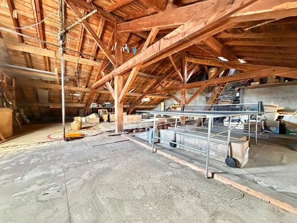 MAISON DE VILLAGE DE 185 M2 À RÉNOVER, 6 CHAMBRES, TERRAIN DÉPORTÉ DE 208 M2, COMBLES AMÉNAGEABLES DE 120 M2, FIBRE OPTIQUE, GARAGE, ATELIER, CAVE VOÛTÉE, TF 182€